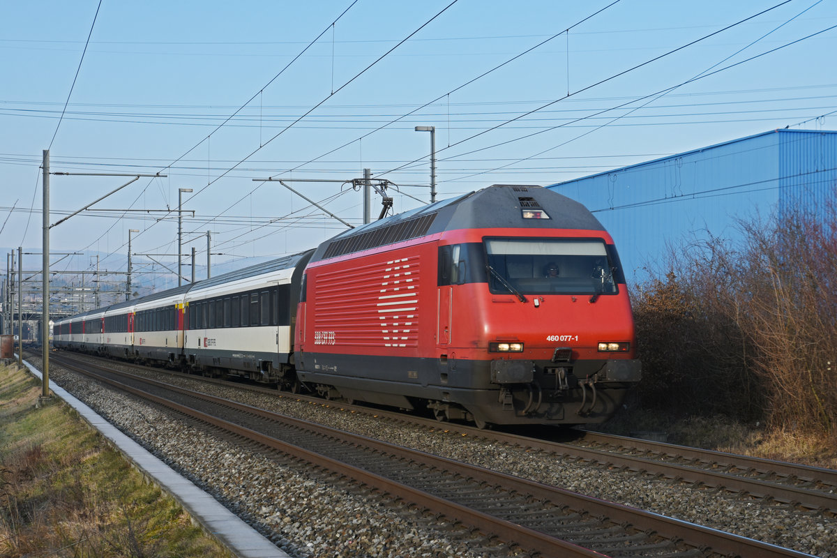 Re 460 077-1 fährt Richtung Bahnhof Itingen. Die Aufnahme stammt vom 22.01.2020.