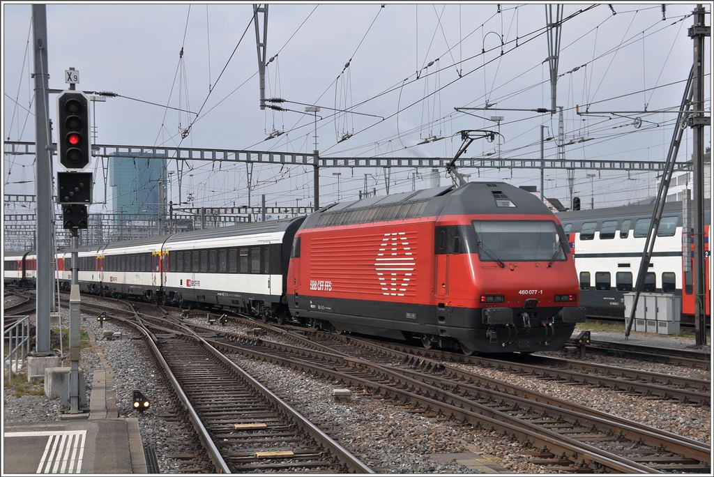 Re 460 077-1 in Zürich HB. (28.02.2016)