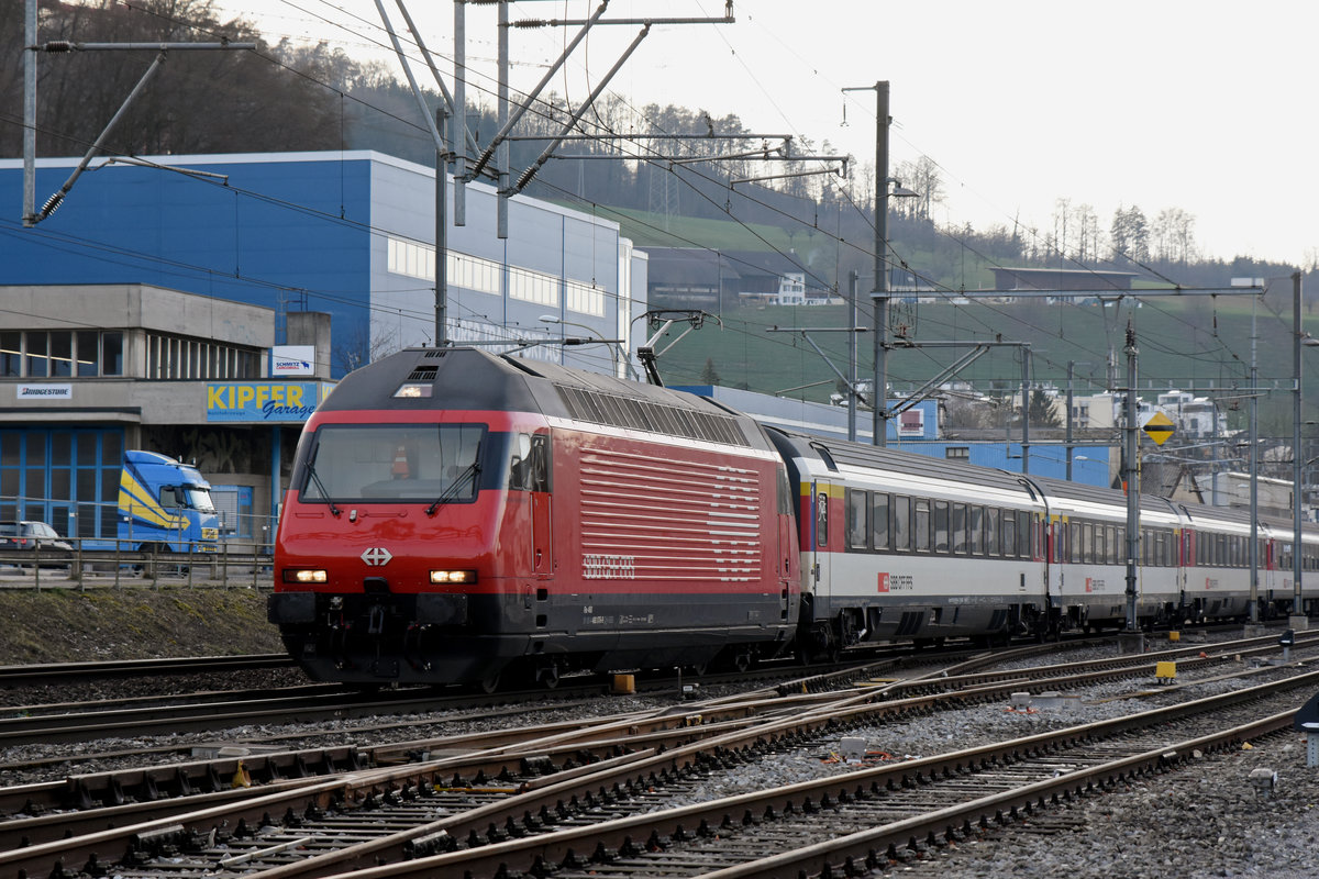 Re 460 078-9 durchfährt den Bahnhof Lausen. Die Aufnahme stammt vom 16.01.2019.