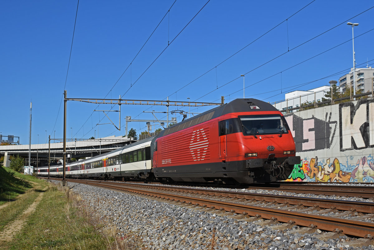 Re 460 078-9 fährt Richtung Bahnhof Muttenz. Die Aufnahme stammt vom 16.10.2019.