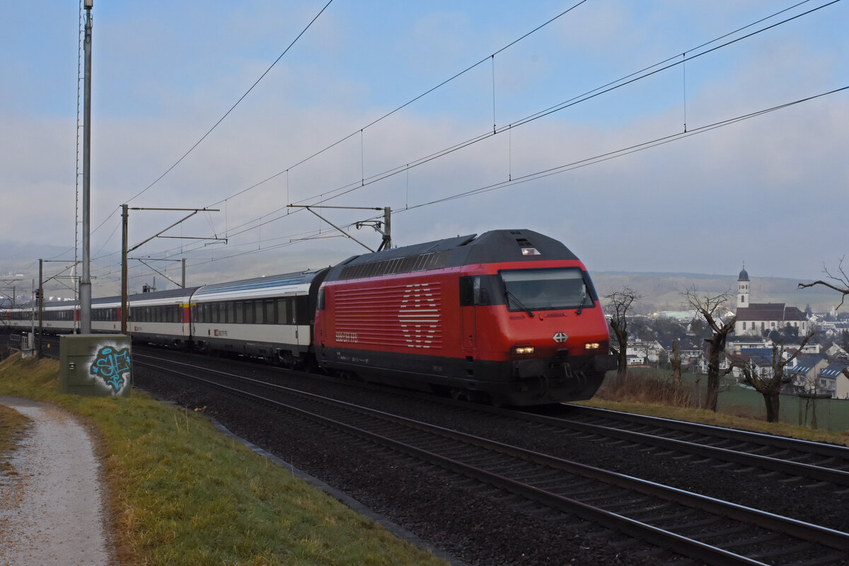 Re 460 078-9 fährt Richtung Bahnhof Hornussen. Die Aufnahme stammt vom 28.01.2022.