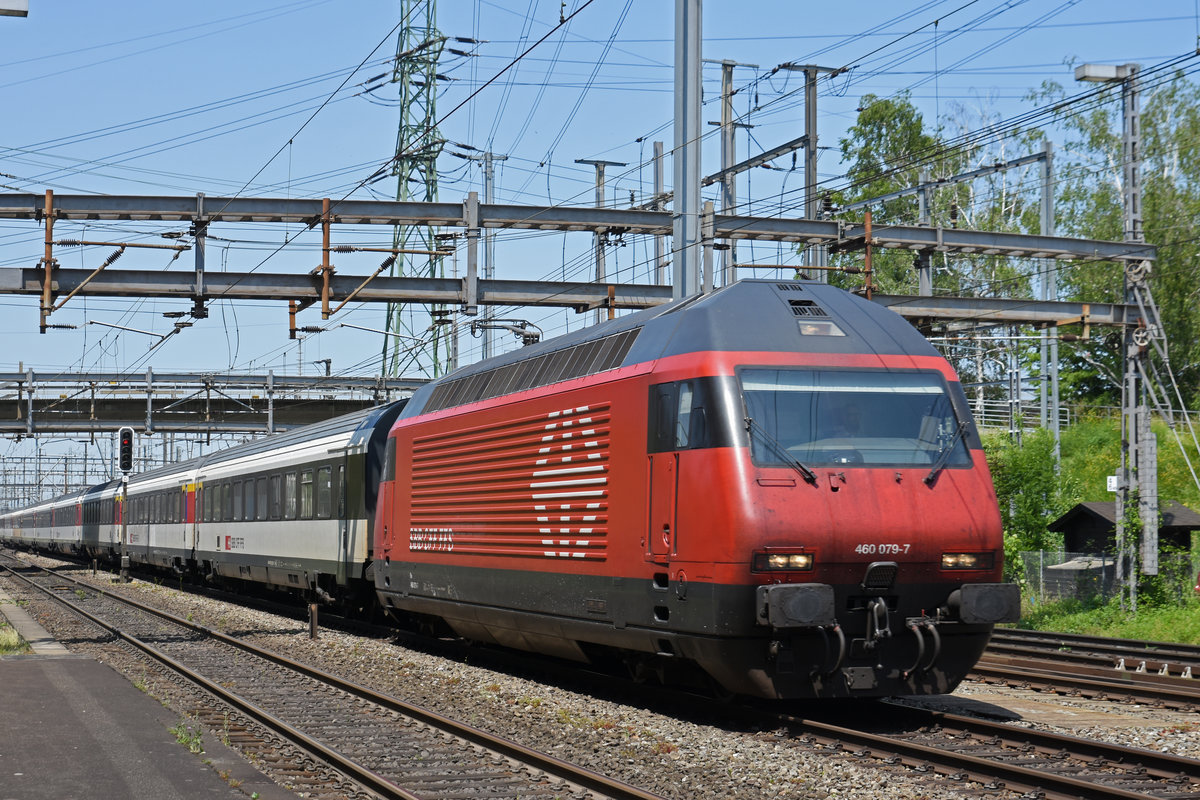 Re 460 079-7 durchfährt den Bahnhof Muttenz. Die Aufnahme stammt vom 04.06.2019.