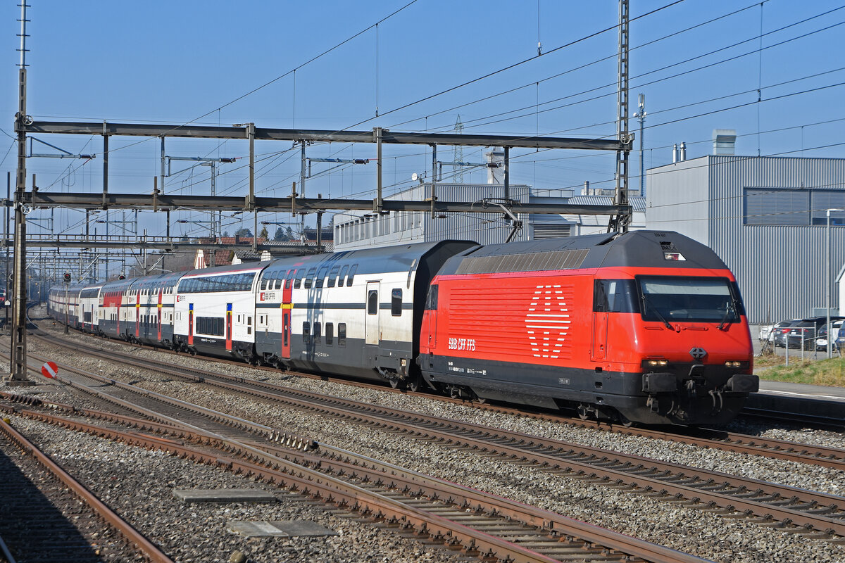 Re 460 079-7 durchfährt den Bahnhof Rupperswil. Die Aufnahme stammt vom 10.03.2022.