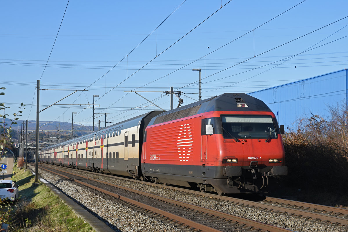Re 460 079-7 fährt Richtung Bahnhof Itingen. Die Aufnahme stammt vom 03.12.2019.