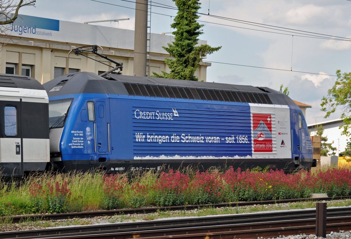 Re 460 079-7, mit einer Credit Suisse/Gottardo 2016 Werbung, durchfährt den Bahnhof Pratteln. Die Aufnahme stammt vom 06.06.2016.
