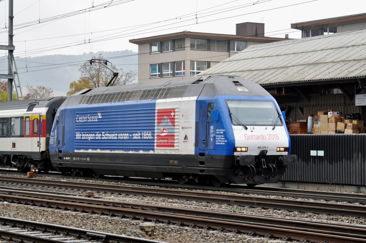 Re 460 079-7, mit der Credit Suisse/Gottardo 2016 Werbung, verlässt den Bahnhof Sissach. Die Aufnahme stammt vom 26.10.2016.