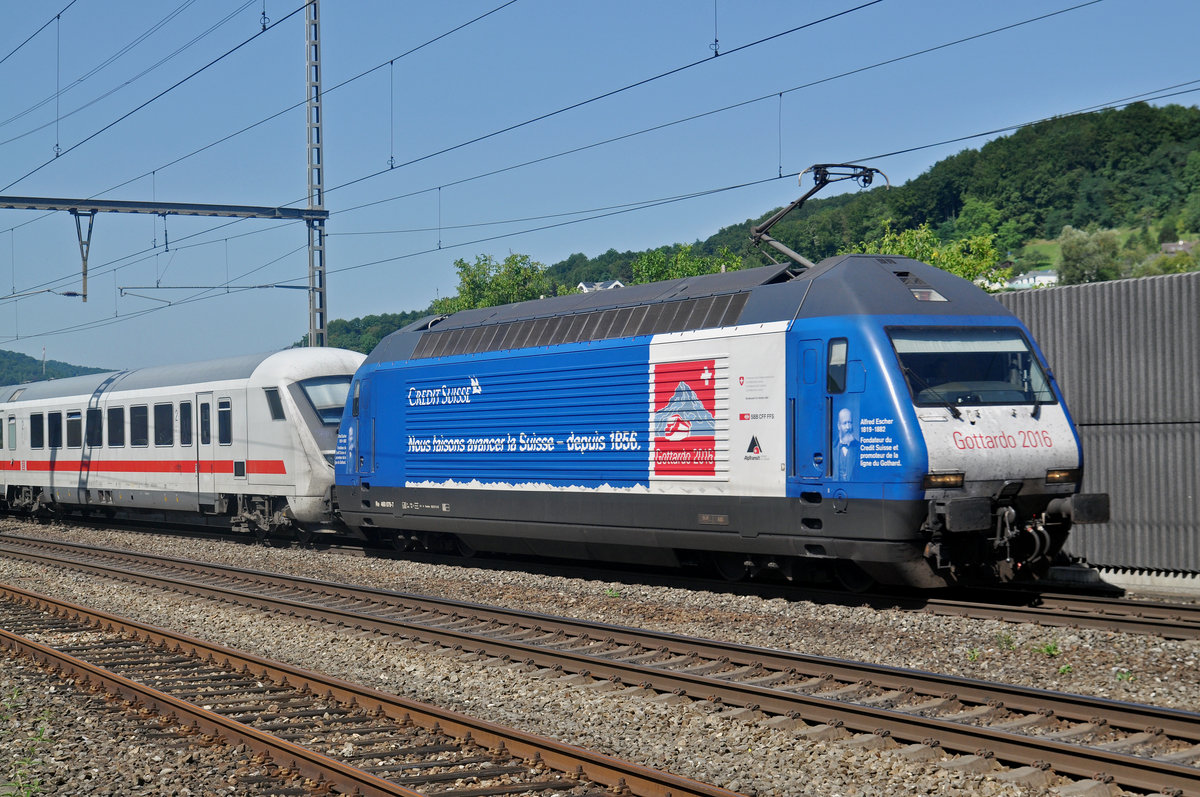 Re 460 079-7, mit der CS/Gottardo 2016 Werbung, durchfährt den Bahnhof Gelterkinden. Die Aufnahme stammt vom 15.08.2017.