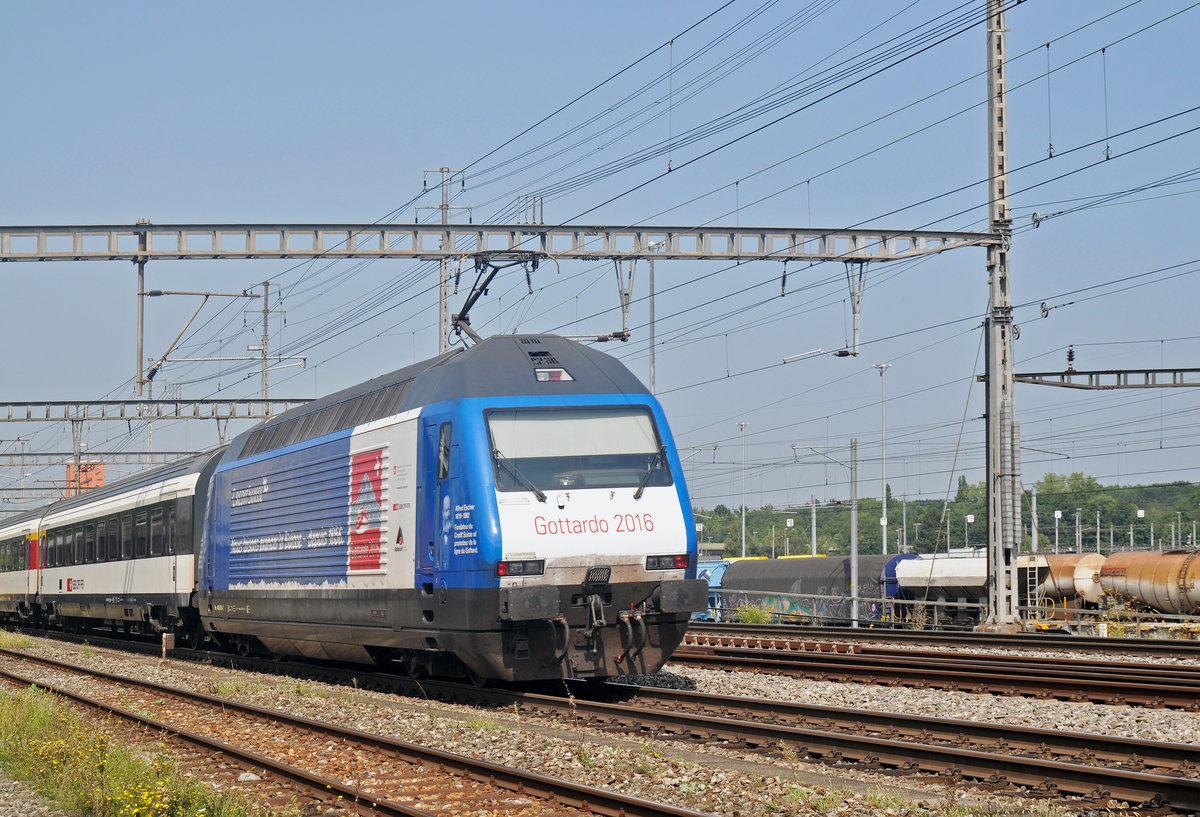 Re 460 079-7, mit der CS/Gottardo 2016 Werbung, durchfährt den Bahnhof Muttenz. Die Aufnahme stammt vom 28.08.2017.