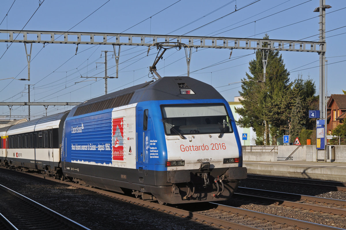 Re 460 079-7, mit der Gottardo/Credit Suisse Werbung, durchfährt den Bahnhof Rothrist. Die Aufnahme stammt vom 11.03.2017.