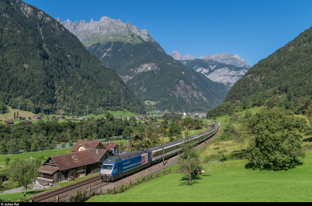Re 460 079  Gottardo/Credit Suisse  fährt am 25. August 2016 mit einem IR bei Silenen in Richtung Locarno.