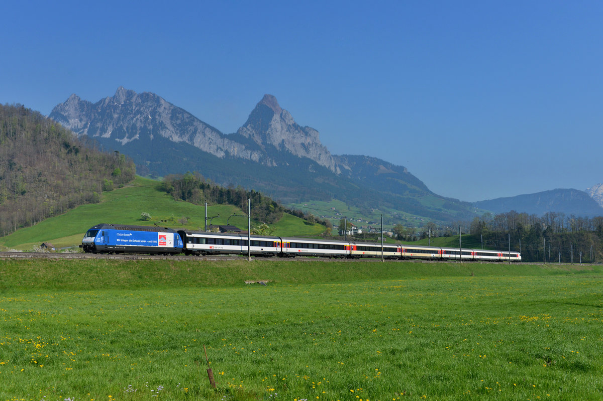 Re 460 079 mit einem IR am 08.04.2017 bei Steinen. 