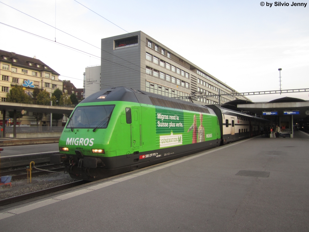 Re 460 080-5 ''Migros'' am 16.9.2014 in Luzern. Ungewohnte Farben der Migros kommen auf dieser Lok zum Vorschein, der orange Riese zeigt sich Grün, dies um eine nachhaltigere Welt künftiger Generationen überlassen zu können.