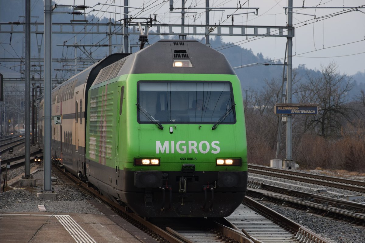Re 460 080-5  Migros  eilt mit ihren Doppelstockwagen am 27.02.2018 in Killwangen-Spreitenbach Zürich entgegen.