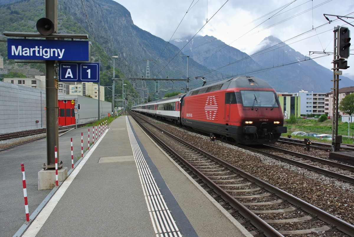 Re 460 080-5 mit IR 1419 bei Einfahrt in Martigny. Zuvorderst sind drei umgebaute ehemalige Bpm51 zur Verstärkung eingereiht. Seit Fahrplanwechsel dienen diese Wagen nur noch als Zusatzwagen, 18.04.2014.