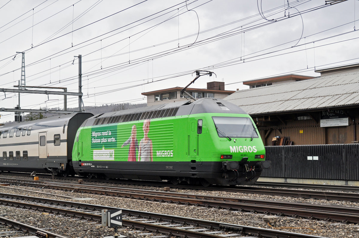 Re 460 080-5, mit der Migros Werbung, durchfährt den Bahnhof Sissach. Die Aufnahme stammt vom 06.03.2017.