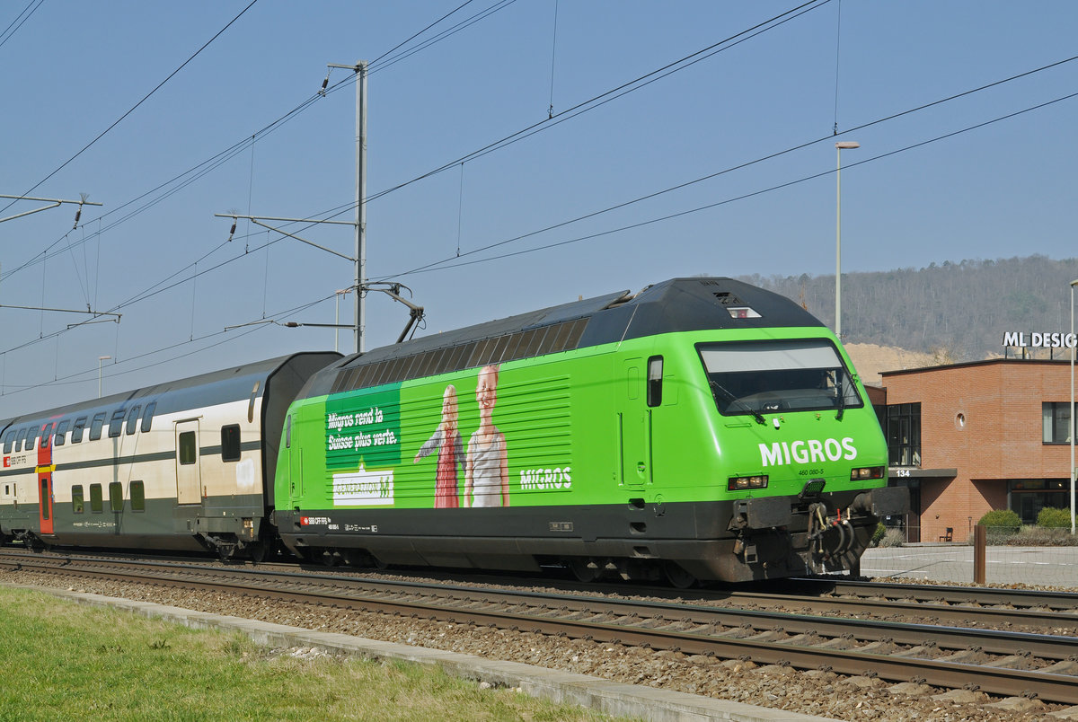 Re 460 080-5, mit der Migros Werbung, befindet sich kurz vor dem Bahnhof Sissach. Die Aufnahme stammt vom 16.03.2017.
