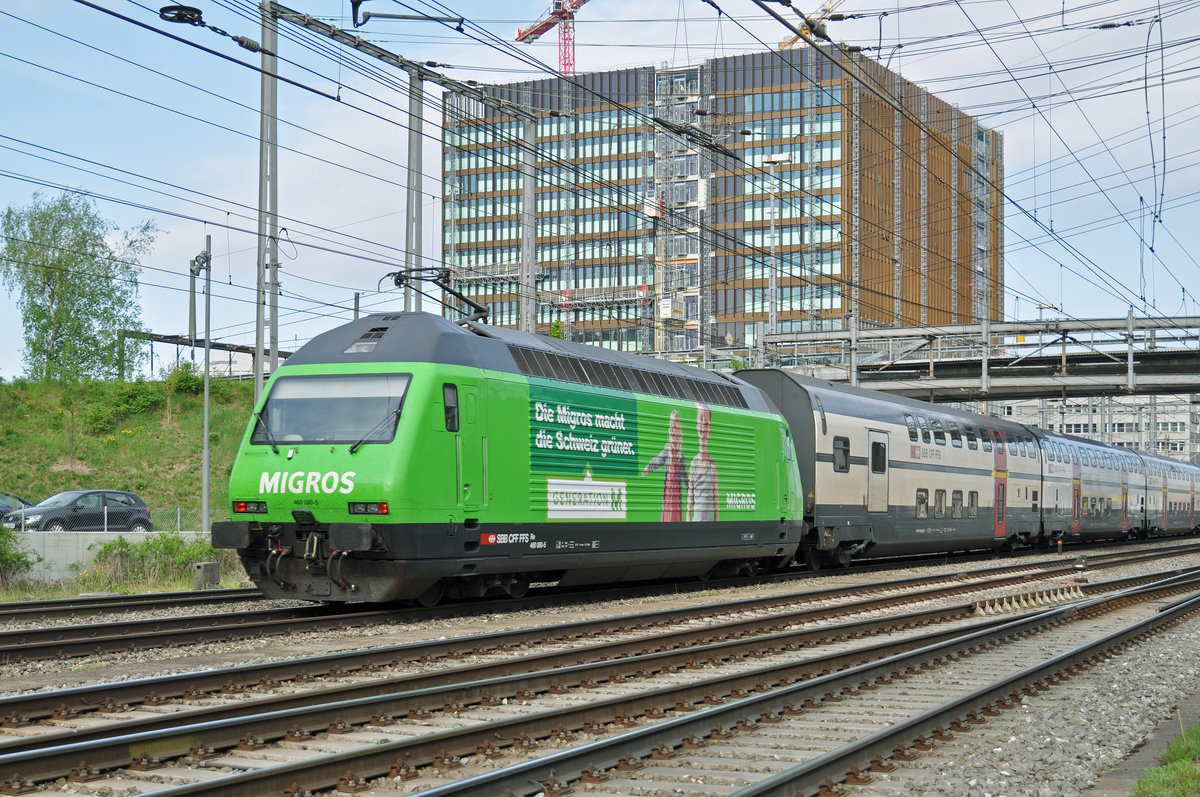 Re 460 080-5, mit der Migros Werbung, durchfährt den Bahnhof Muttenz. die Aufnahme stammt vom 13.04.2017.