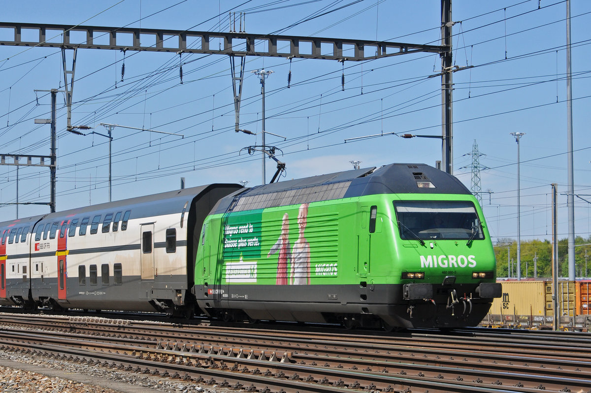 Re 460 080-5, mit der Migros Werbung, durchfährt den Bahnhof Muttenz. Die Aufnahme stammt vom 30.04.2017.