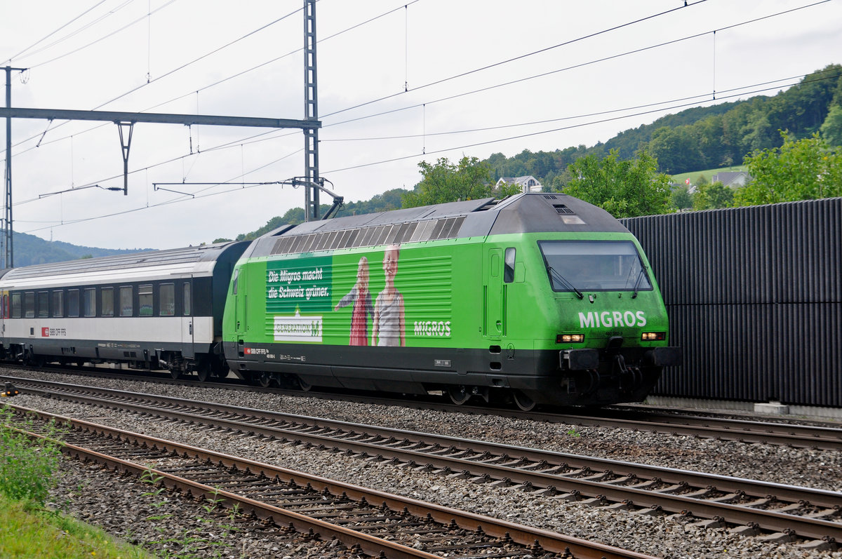 Re 460 080-5, mit der Migros Werbung, durchfährt am den Bahnhof Gelterkinden. Die Aufnahme stammt vom 16.08.2017.