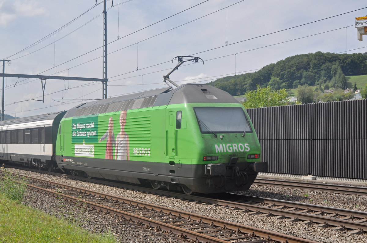 Re 460 080-5, mit der Migros Werbung, durchfährt den Bahnhof Gelterkinden. Die Aufnahme stammt vom 16.08.2017.