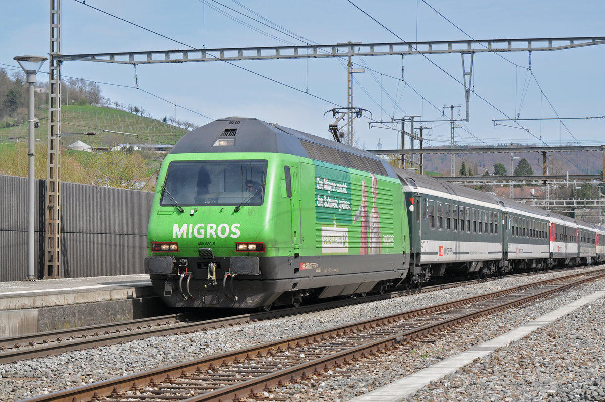 Re 460 080-5, mit der Migros Werbung, durchfährt den Bahnhof Gelterkinden. Die Aufnahme stammt vom 14.04.2018.