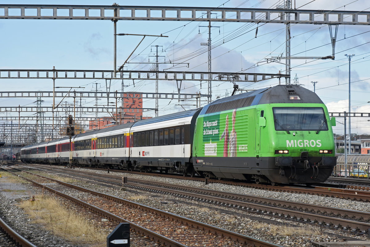 Re 460 080-5 mit der Migros Werbung, durchfährt den Bahnhof Muttenz. Die Aufnahme stammt vom 08.11.2018.