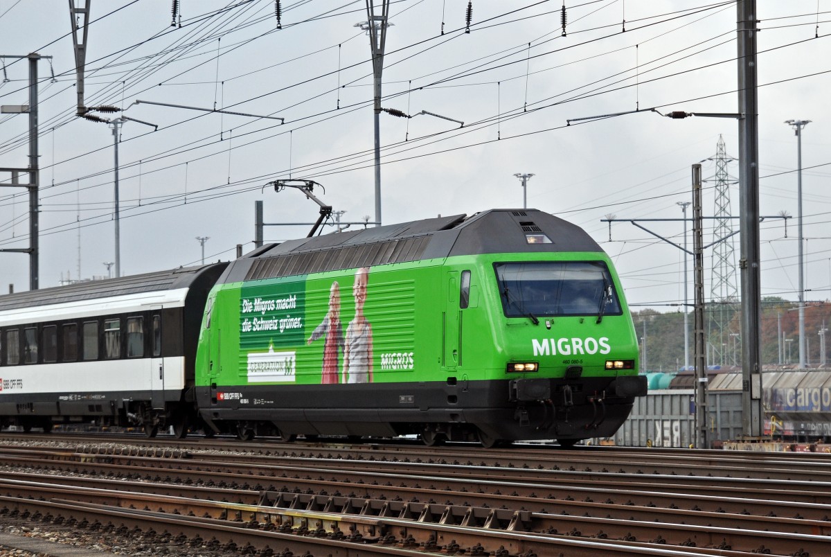 Re 460 080-5, mit der Migros Werbung, durchfährt den Bahnhof Muttenz. Die Aufnahme stammt vom 14.10.2015.