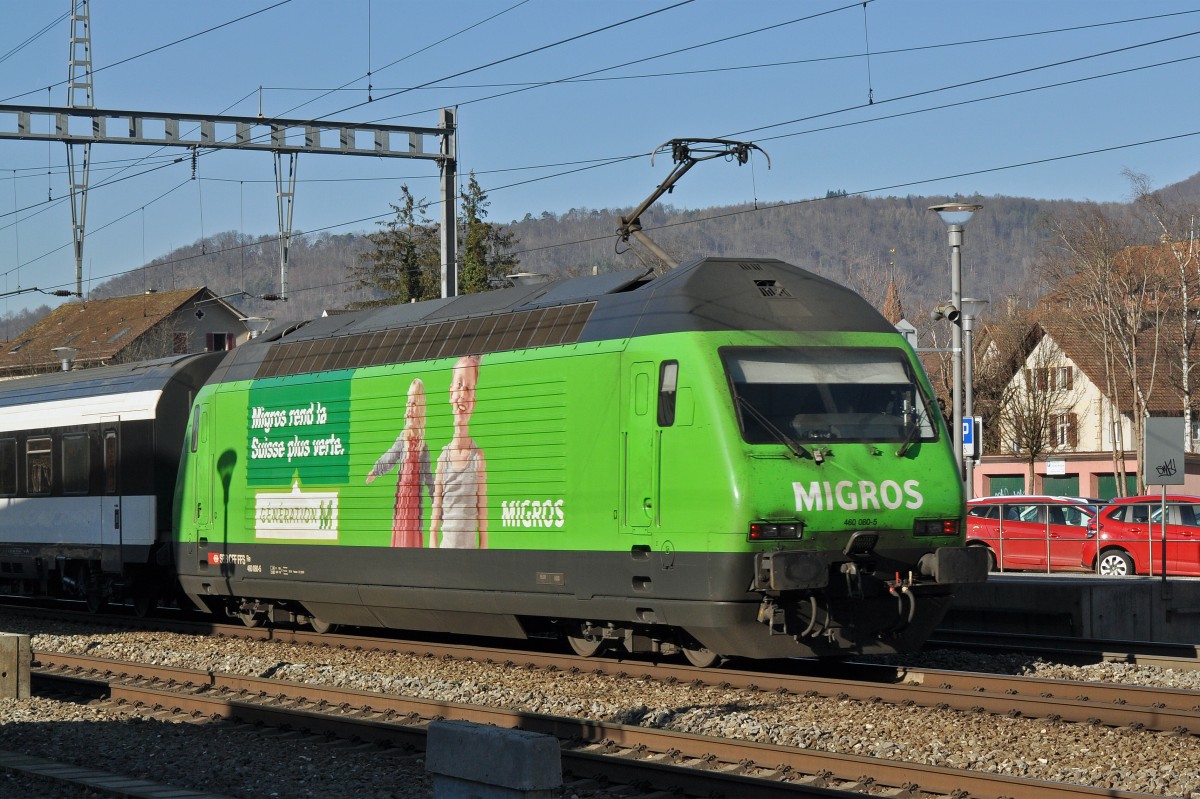 Re 460 080-5, mit der Migros Werbung, durchfährt den Bahnhof Sissach. Die Aufnahme stammt vom 25.01.2016.