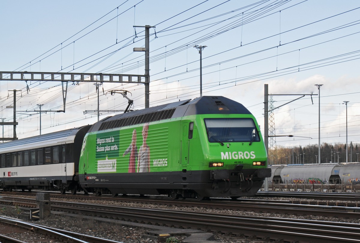 Re 460 080-5 mit der Migros Werbung, durchfährt den Bahnhof Muttenz. Die Aufnahme stammt vom 11.02.2016.