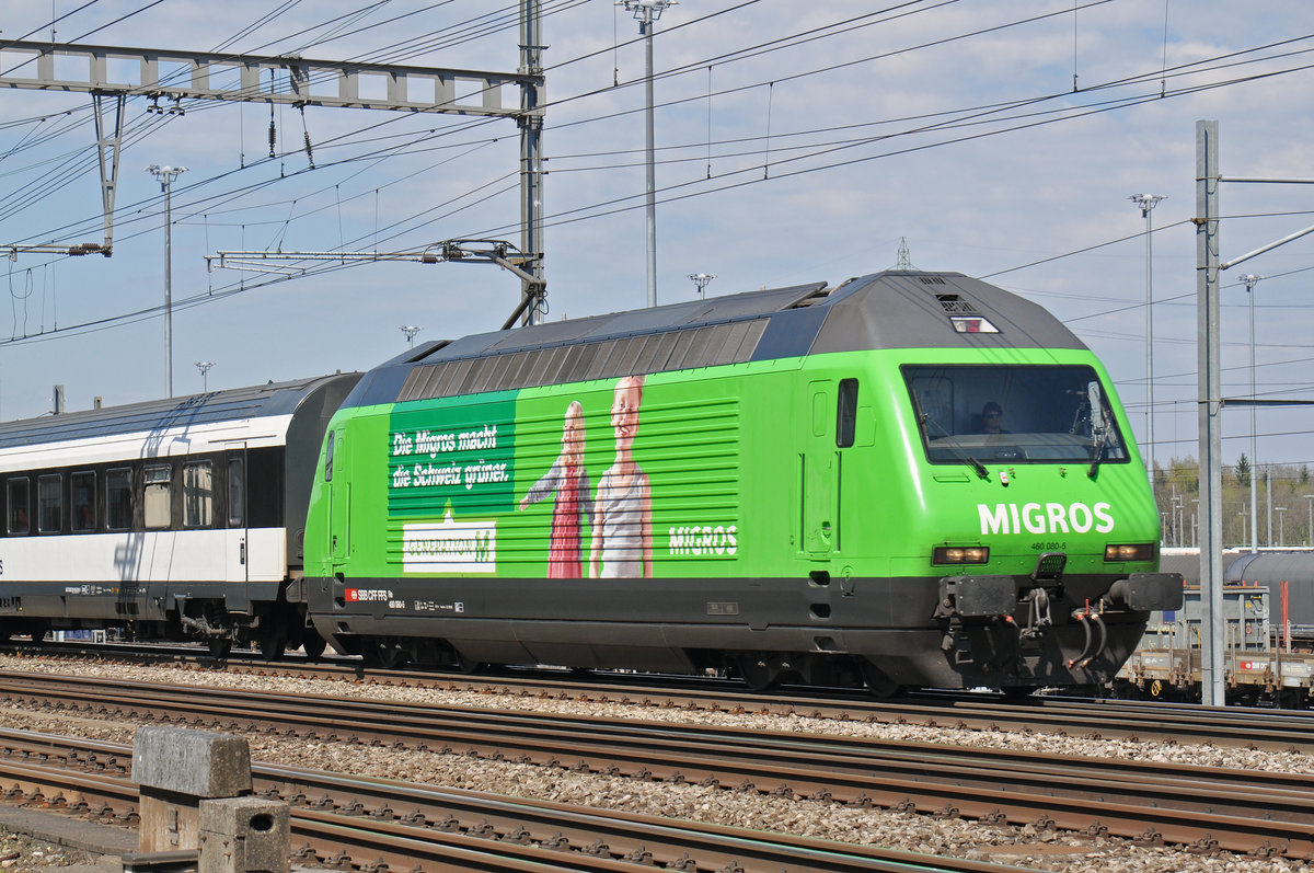 Re 460 080-5, mit der Migros Werbung, durchfährt den Bahnhof Muttenz. Die Aufnahme stammt vom 11.04.2016.