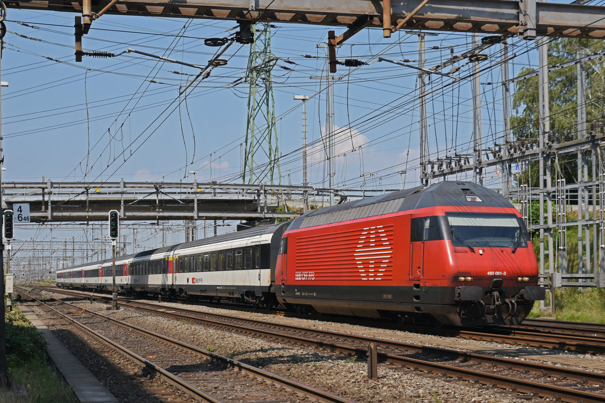 Re 460 081-3 durchfährt den Bahnhof Muttenz. Die Aufnahme stammt vom 29.08.2019.