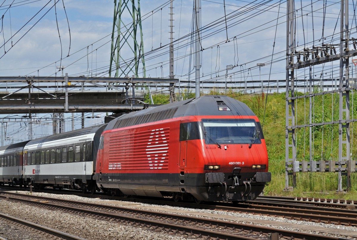 Re 460 081-3 durchfährt den Bahnhof Muttenz. Die Aufnahme stammt vom 27.06.2015.