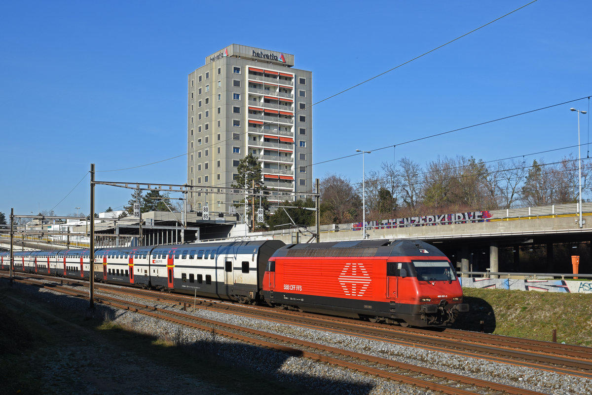 Re 460 081-3 fährt Richtung Bahnhof Muttenz. Die Aufnahme stammt vom 30.12.2019.