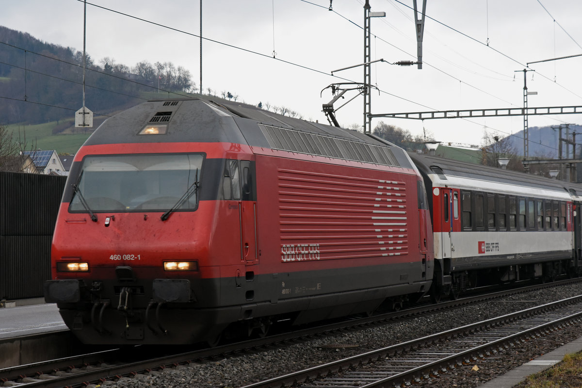 Re 460 082-1 durchfährt den Bahnhof Gelterkinden. Die Aufnahme stammt von 17.12.2018.