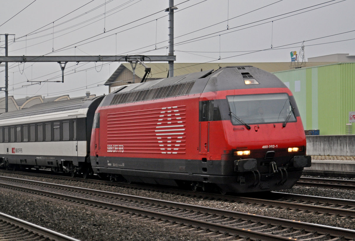 Re 460 082-1, durchfährt den Bahnhof Rothrist. Die Aufnahme stammt vom 08.12.2016.