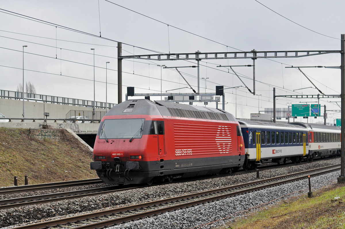 Re 460 082-1 wird kalt von einem IR Richtung Bahnhof Muttenz gezogen. Die Aufnahme stammt vom 20.12.2017.