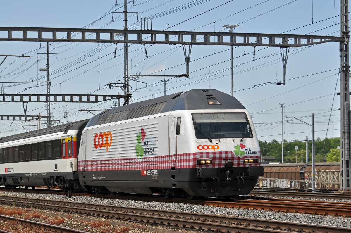 Re 460 083-0 mit der COOP Werbung durchfährt den Bahnhof Muttenz. Die Aufnahme stammt vom 18.05.2015.