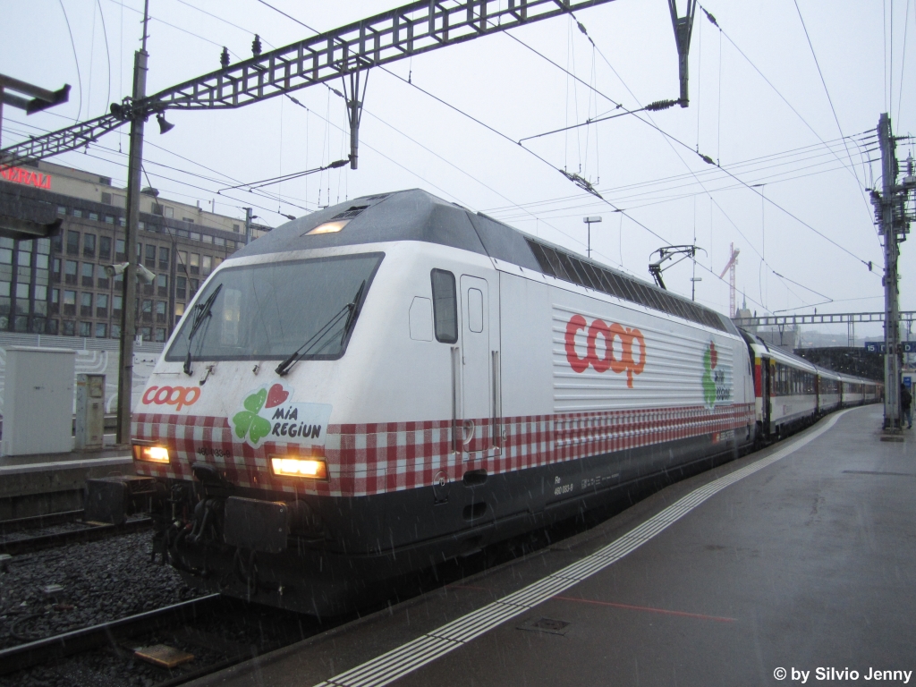 Re 460 083-9 ''coop'' am 27.2.2015 als IC 708 nach Genf in Zürich HB. Der IC 708 besteht normalerweise aus einem IC-Dosto und motorisiertem Modul, der dann die nutzbare Perronlänge in Zürich vollständig ausnutzt. Da an diesem Tag aber der IC-Dosto-Stammpendel durch den Berner-Dispozug ersetzt wurde, war der ganze Zug ein Wagen kürzer, weshalb der Zug gut von einem legalen Standort aus fotografiertwerden konnte.