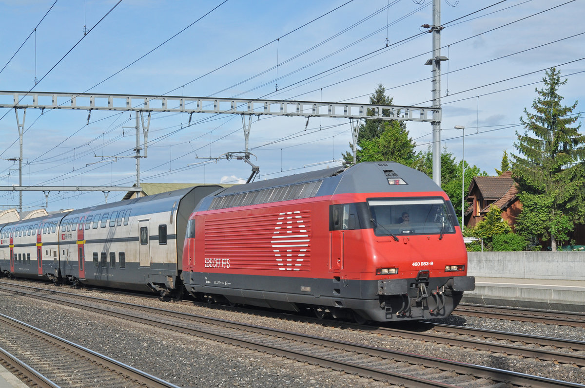 Re 460 083-9 durchfährt den Bahnhof Rothrist. Die Aufnahme stammt vom 12.05.2017.