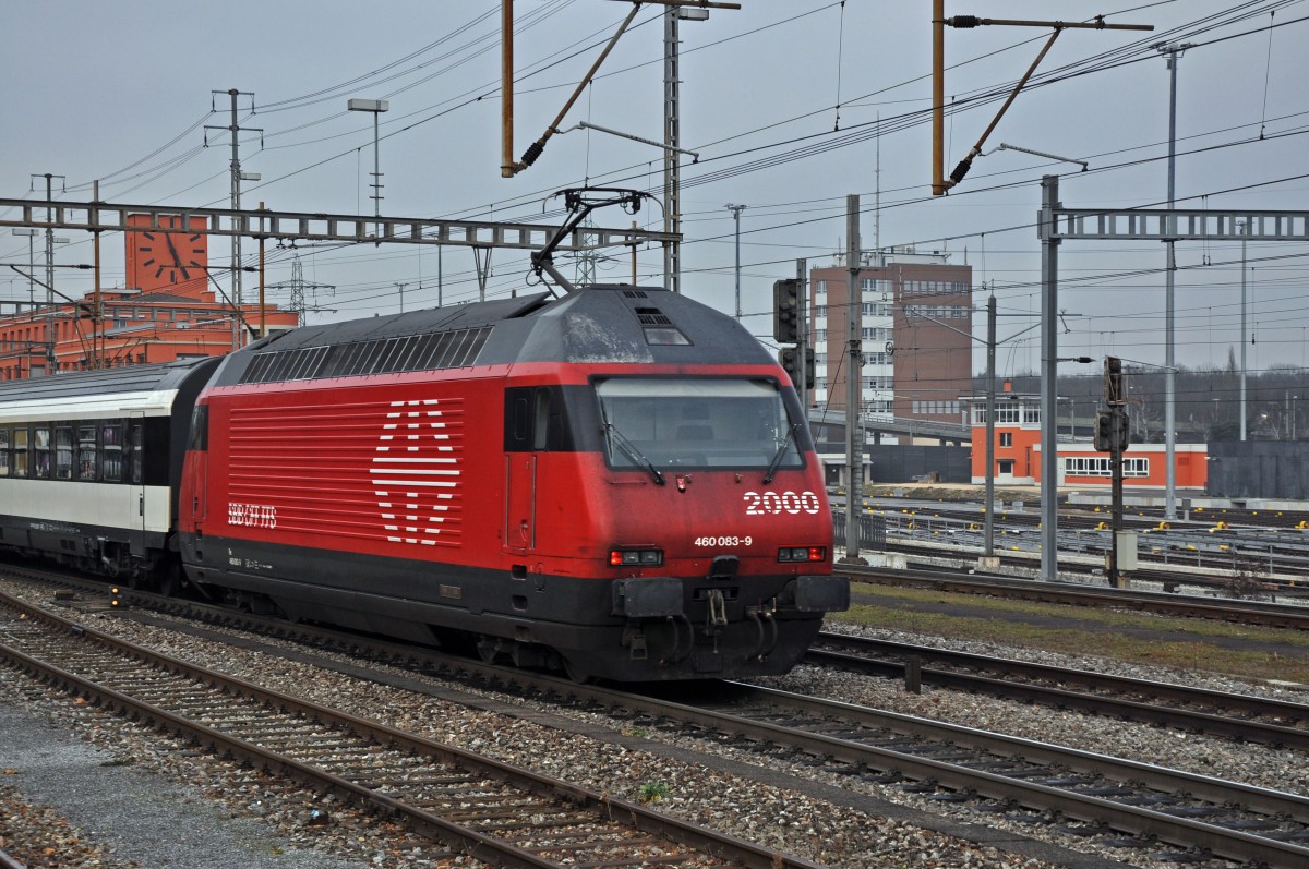 Re 460 083-9 durchfährt den Bahnhof Muttenz. Die Aufnahme stammt vom 13.01.2014.