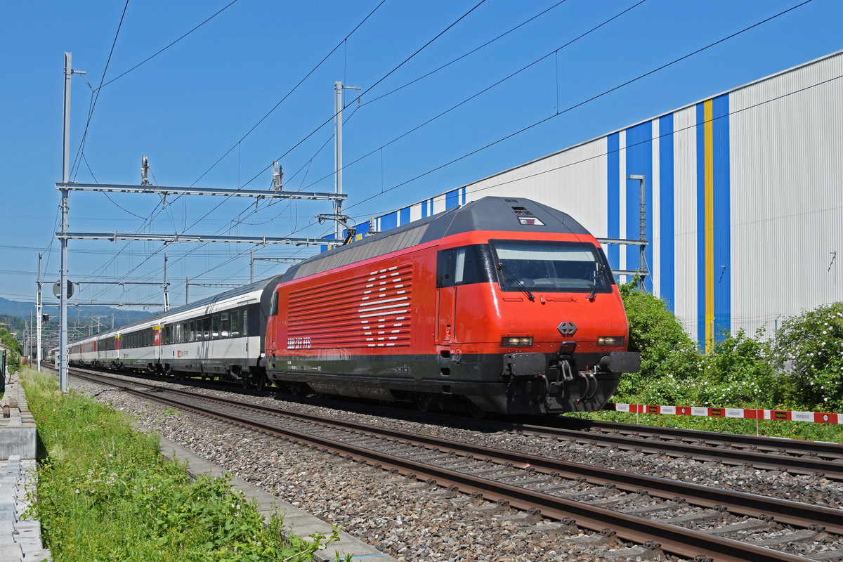 Re 460 083-9 fährt Richtung Bahnhof Itingen. Die Aufnahme stammt vom 19.05.2020.