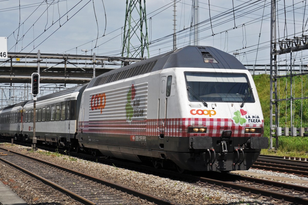 Re 460 083-9 mit der COOP Werbung durchfährt den Bahnhof Muttenz. Die Aufnahme stammt vom 10.06.2014.