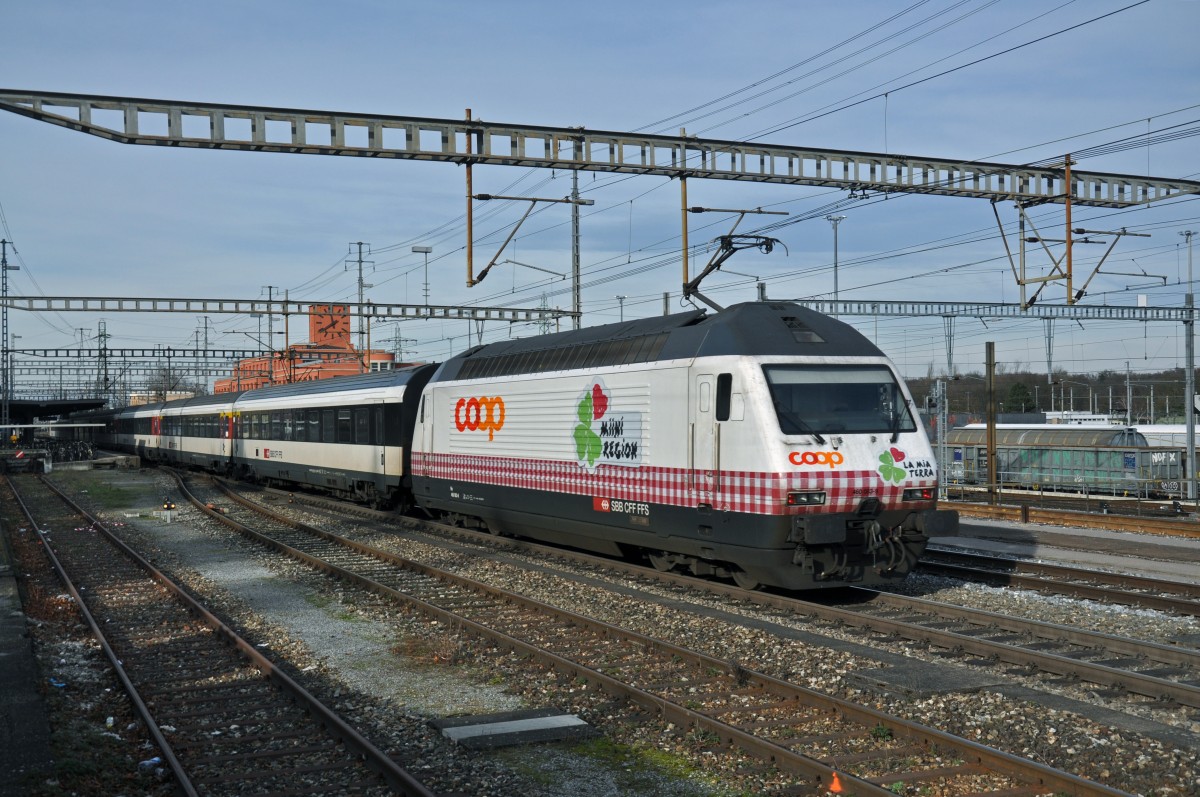 Re 460 083-9 mit der COOP Werbung durchfährt den Bahnhof Muttenz. Die Aufnahme stammt vom 22.12.2014.