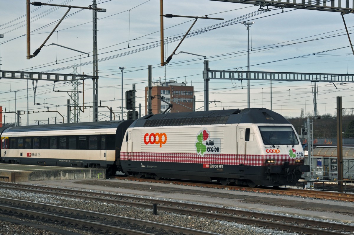 Re 460 083-9 mit der COOP Werbung durchfährt den Bahnhof Muttenz. Die Aufnahme stammt vom 22.12.2014.