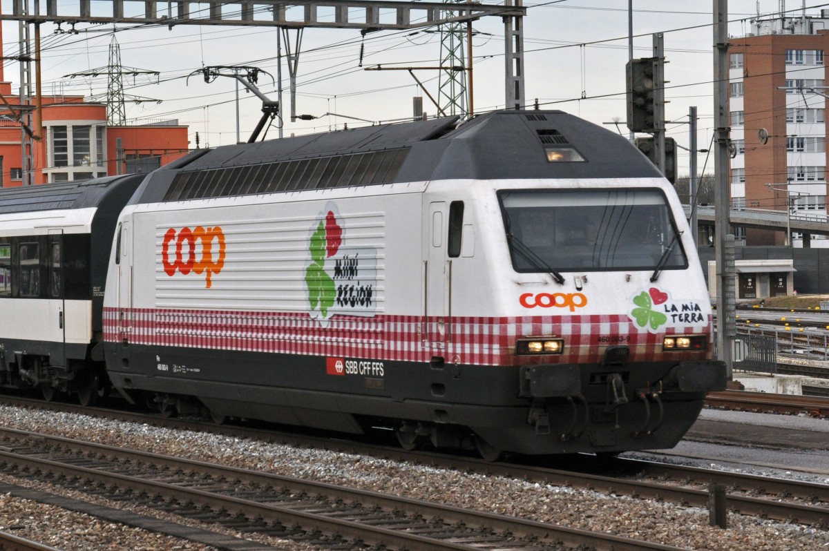 Re 460 083-9 mit der COOP Werbung durchfährt den Bahnhof Muttenz. Die Aufnahme stammt vom 12.01.2015.