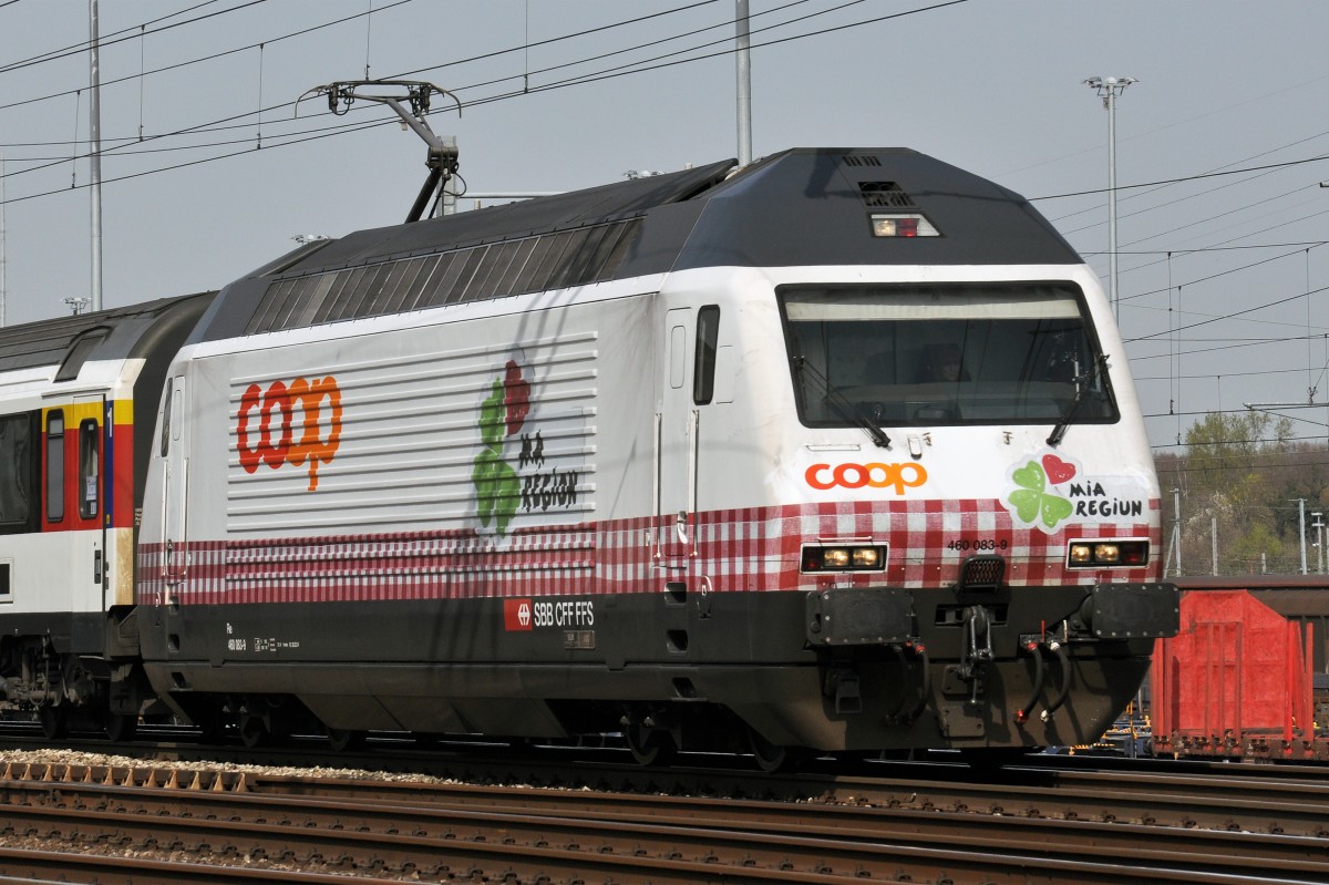 Re 460 083-9 mit der neuen COOP Werbung beim Bahnhof Muttenz. Die Aufnahme stammt vom 31.03.2014.