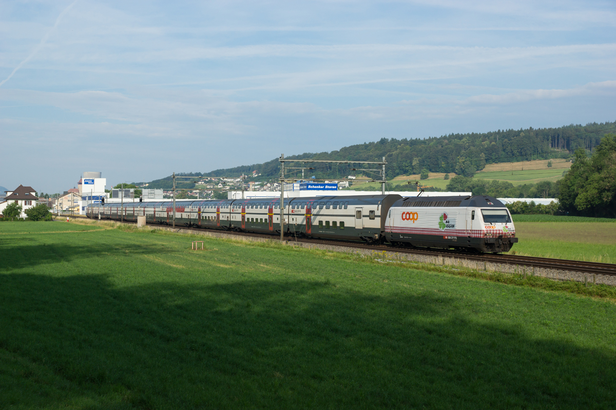 Re 460 083-9 zieht am 28.06.2014 den IC 815 von Olten Richtung Aarau, aufgenommen kurz nach Schönenwerd.