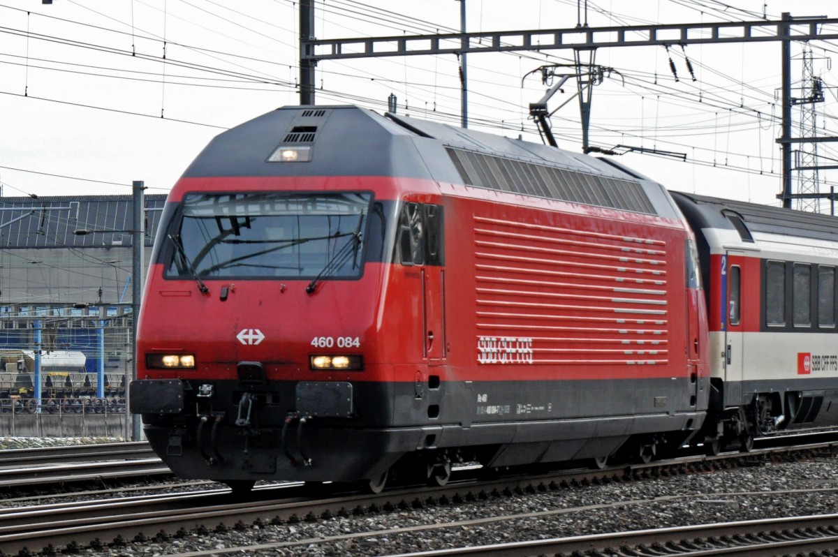Re 460 084-7 durchfährt den Bahnhof Muttenz. Die Aufnahme stammt vom 28.01.2015.