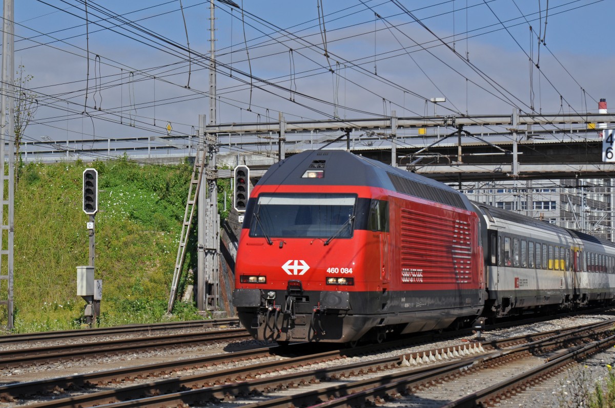 Re 460 084-7 durchfährt den Bahnhof Muttenz. Die Aufnahme stammt vom 17.06.2015.