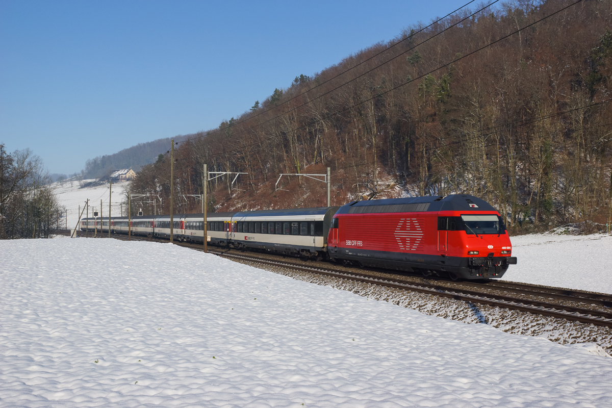 Re 460 084-7 zieht am 01.01.2015 den IR 2469 von Gelterkinden Richtung Tecknau. Diese Lok durchlief als Prototyp das Refit-Programm und trägt als erste Ihrer Art den neuen Anstrich mit dem zentral auf der Front angeordneten SBB-Logo.